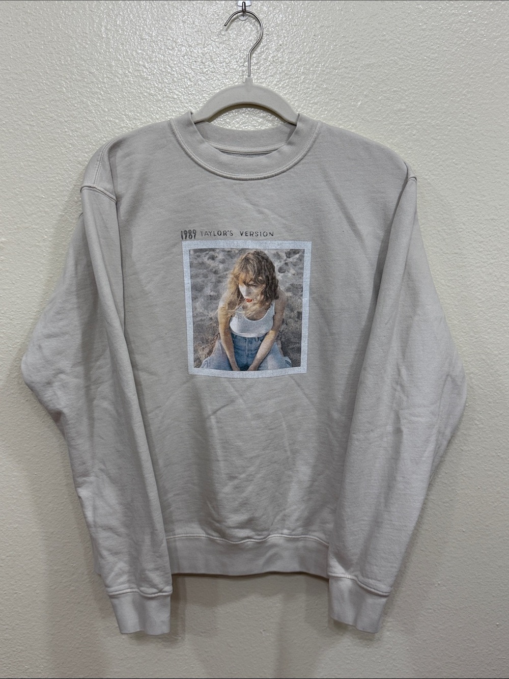 Taylor Swift 1989 Taylor's Version Cream Graphic Crewneck Sweatshirt Size Medium
